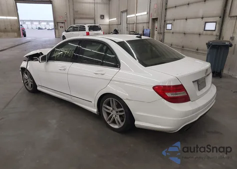 2013 Mercedes-Benz C 300 Sport 4Matic z USA, uszkodzony, nr VIN WDDGF8AB9DR279354